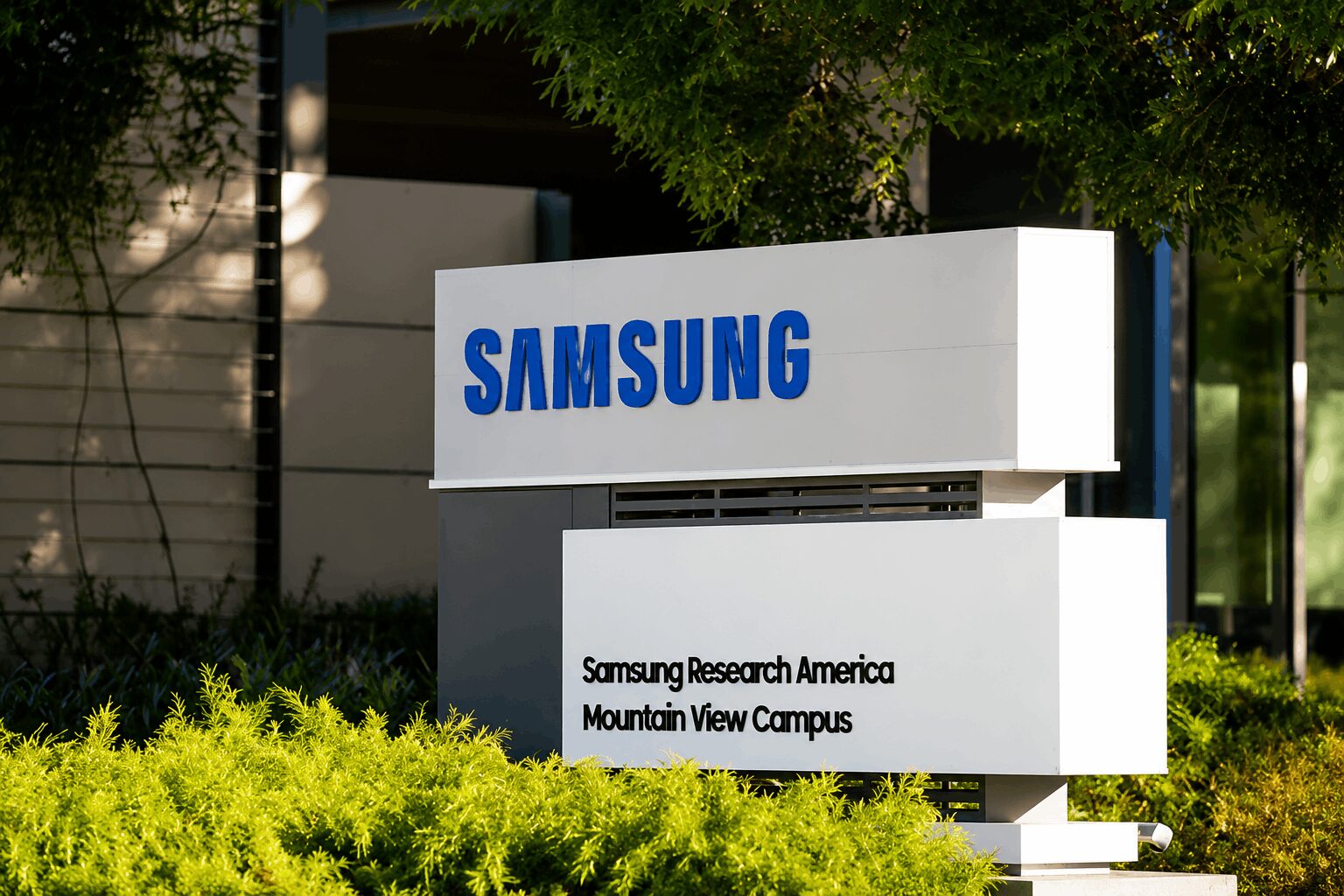 Crypto Majors Steady as Chip Stock Volatility Eases on Samsung’s Earnings Surprise