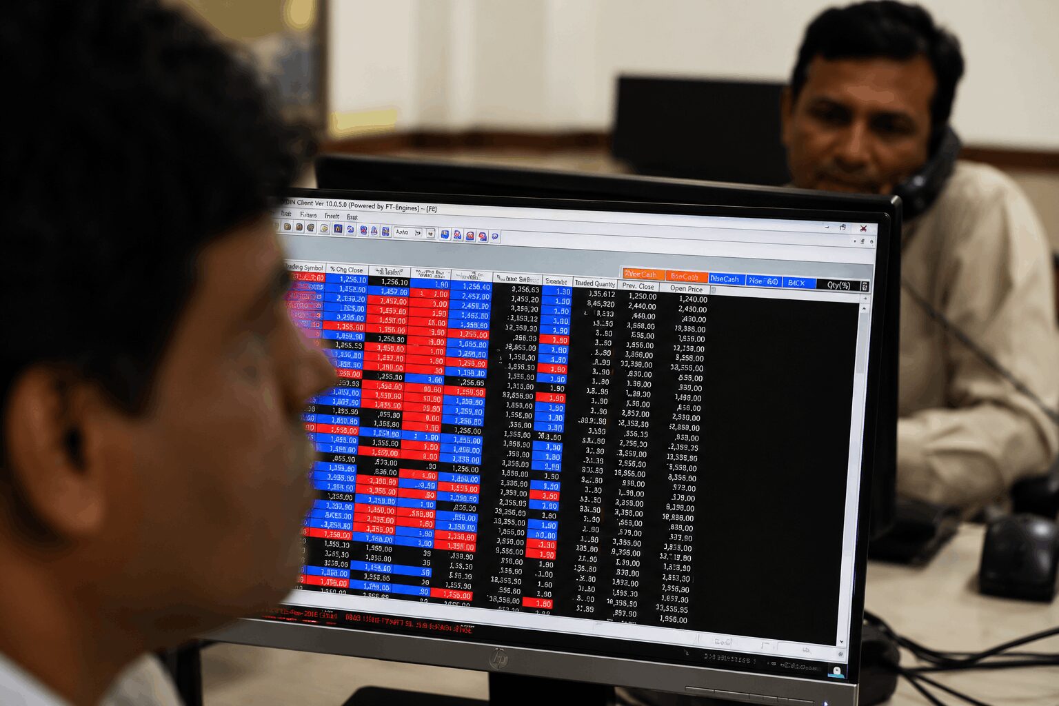 Korean Stocks Slide as Samsung and SK Hynix Give Back Record Friday Gains