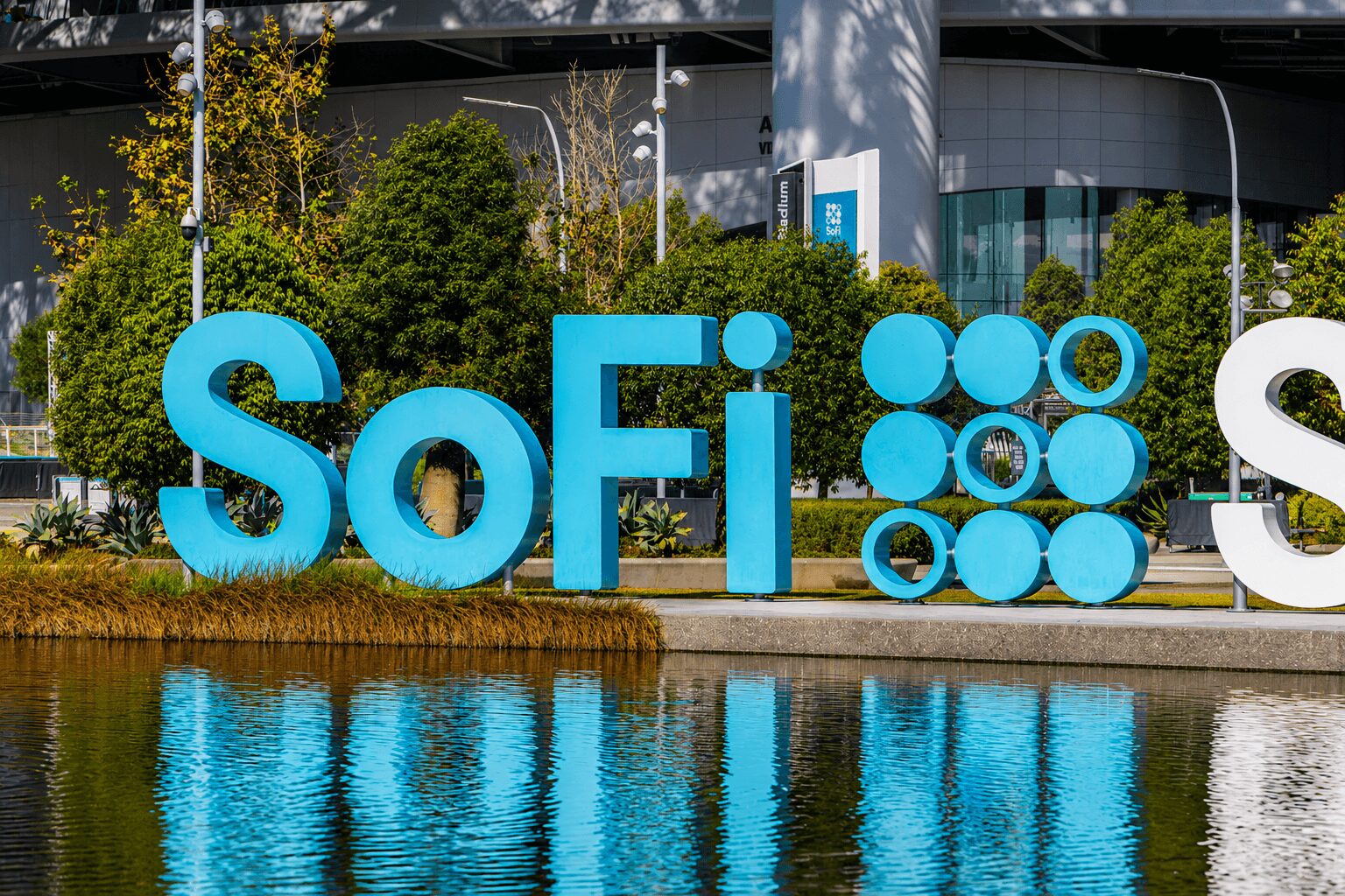 SoFi Moves Its Card Program to Stablecoin Settlement, Keeping Visa and Mastercard in the Loop